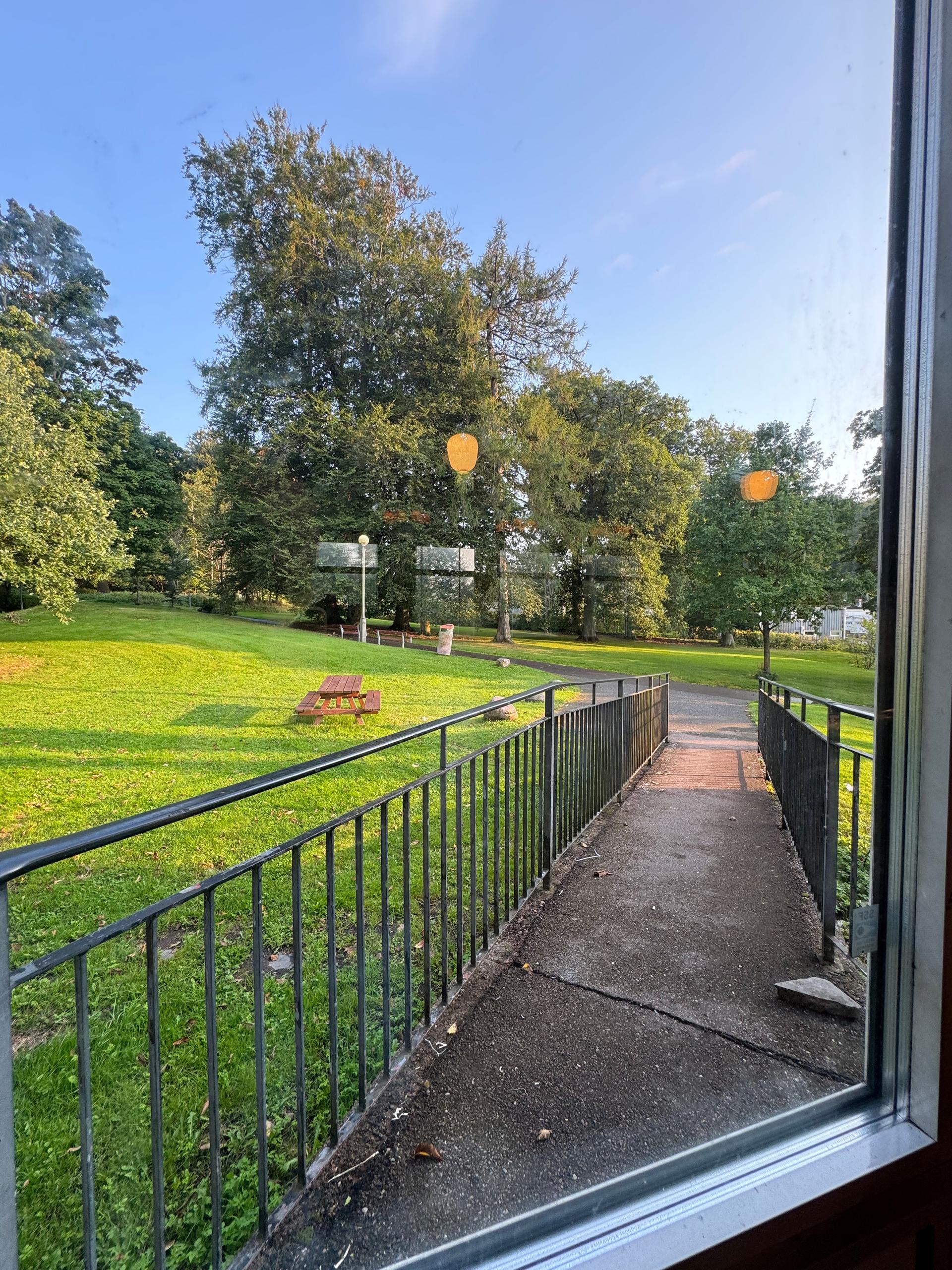 Utgång till parken — Via ramp kan du nå parken