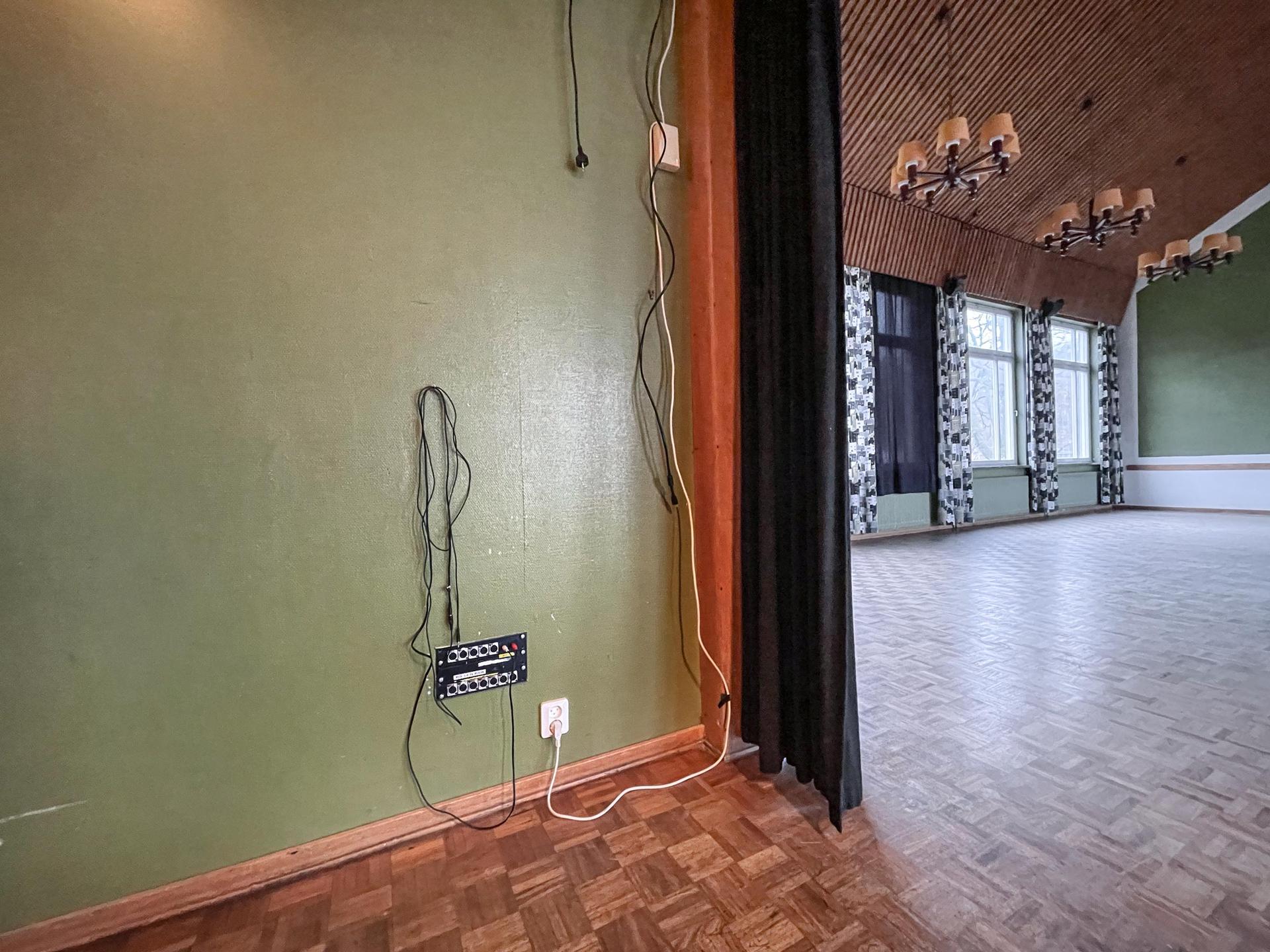 Teknik — HDMI-anslutning för projektorn. 
3,5mm ljudanslutning för dator eller telefon. 
Ingång för mikrofoner till mixerbord i teknikskåpet.